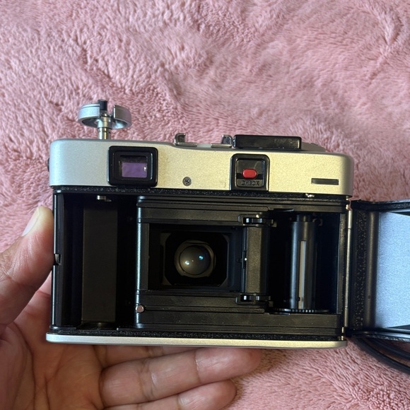 Minolta Hi-Matic F Camera - Silver and Black - Picture 6 of 6